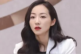 韩雪节目中跷二郎腿，却忘记自己穿10CM短裙，救场举动毫无破绽图片