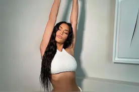 金·卡戴珊豪宅中秀1尺8柳腰，难以掩饰开心，侃爷已遭伊莲娜拒绝图片