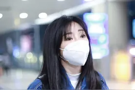 柳岩也有这么少女的一面，身穿牛仔look走机场，非常的清纯动人图片