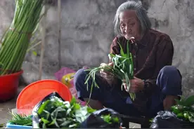 河南7旬大妈不顾儿子老伴反对坚持种地，现花生丰收犯了愁，为啥图片