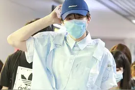 刘宇宁穿假两件衬衫时髦个性 上演“摸头杀”表情呆萌可爱图片