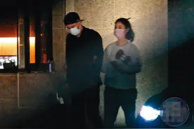 霍建华林心如没婚变！深夜同回豪宅举止亲密，女方主动牵手秀恩爱图片