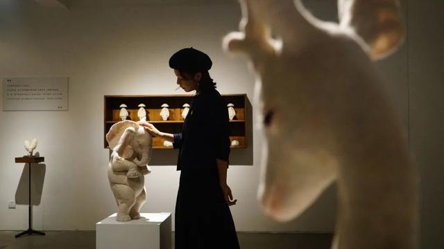 北京女孩家里蹲11年，与社会完全脱节，却红到国外