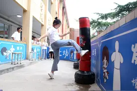 学校装了一排不倒翁，让高三学子随便打，女生抬起脚就踹图片