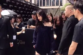 杨幂首次分享“腿精秘诀”，三个动作在家轻松练出大长腿！图片