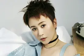 当妈的马丽穿搭原来这么大胆，透视羽毛裙，这若隐若现的撩人气息图片