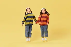 双胞胎姐妹外表极像，青春期后身高却差了5厘米，只因妈妈太偏心图片