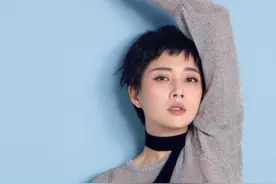 40岁殷桃罕现身，与男友共进晚餐太甜蜜，深夜同回爱巢疑同居图片