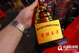 青岛小哥办起民间酒王争霸赛 各区市代表队上演吹瓶大战图片