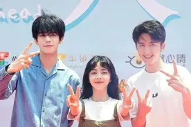 30岁谭松韵逆生长？白衣纱裙美成初恋，同框25岁张新成反而像妹妹图片