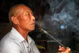 老人要价800万卖传家宝，专家估值1万，老人转头卖出1980万元图片