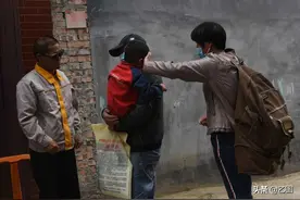 妻子陪丈夫去医院化疗，与儿子告别场面感人：害怕这一走就是永别图片