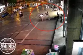 200多斤玻璃门突然倒塌，2名小孩就在旁边，女子徒手扶门被砸伤图片