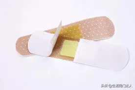 创可贴中间剪一刀，原来这才是正确的贴法，好多人都做错了，学学图片