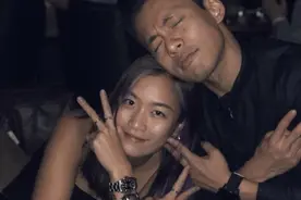 霍家三少霍启仁和女友好事将近，三兄弟年龄最小，感情经历最丰富图片