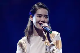 搭配“小能手”戚薇的时尚穿搭，适合日常还能气质满分图片