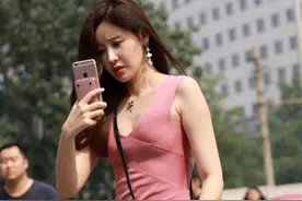 穿上短裙的女生总是充满了少女感，更加活泼俏皮，还凉爽舒服图片