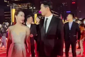 白冰穿吊带裙与窦骁走红毯，被看出夫妻相？二人一路热聊不理旁人图片