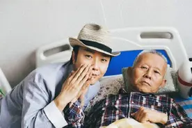 李玉刚，父亲病榻前摆拍，自诩梅派弟子，梅葆玖：都不算京剧演员图片