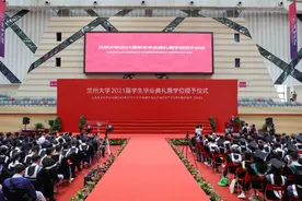 特评丨甭想躺平！这位老师的毕业致辞为何打动了很多人图片