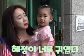 咸素媛去幼儿园接1岁女儿放学，慧贞噘嘴要哭，婆婆瘦身成功励志图片