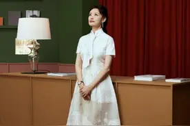 前央视一姐周涛近照惊艳！紧身长裙显细腰，53岁却嫩似少女图片