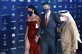 C罗和未婚妻迪拜领奖！乔治娜穿高开叉红裙超性感，迷你罗比爸帅图片