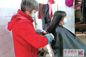 平价理发店｜①女理发师20年如一日守着小店 一把理发椅坐了30年图片