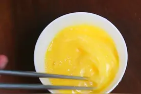 金针菇还能炒着吃，加2个鸡蛋，只用油和盐，方法简单美味又下饭图片
