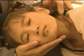 道士不愧是世外高人，一摸小女孩脖子，有了办法治疗女孩重病视频封面
