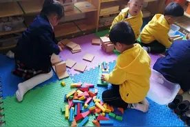 宝宝玩积木好处多多，锻炼孩子脑力增进亲子关系，越玩越聪明图片