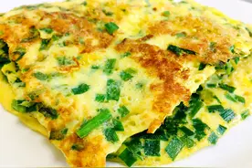 早餐吃它特方便，鸡蛋打散，加点韭菜末，小火煎烙，喷香松软图片