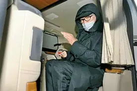 周星驰身价上百亿，平时以自行车出行为主，却坚持为家人购买豪车图片