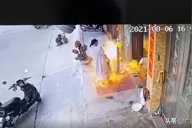 店员烤鱿鱼添加酒精引起爆燃，围观女子和孩子被烧伤图片