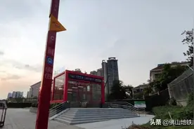 地铁2号线车站入口灯牌上新，近距离观察有新发现图片