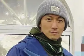 40岁谢霆锋曝近照，面色枯黄眼袋重，被粉丝当成路人图片