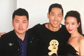 林志玲街头被偶遇，大露香肩依偎在丈夫怀中，结婚近两年至今无子图片