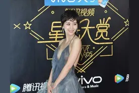 王子文穿衣真放得开，穿挂脖连衣裙大玩露背，小个子穿出超模范图片