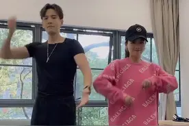小李琳与经超跳舞，夫妻俩默契十足身高差萌，网友：经超舞姿妖娆图片
