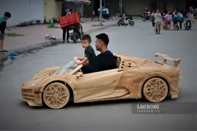 越南男子用木头做了一辆布加迪，纯手工打造！真正的全球限量款图片