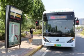 郑州985路公交新增20台氢动能公交车：内设亲子座椅，车身配置盲区监测图片
