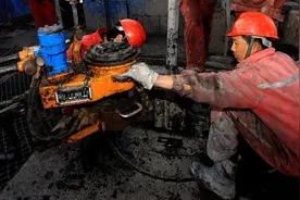 山东海域开采出无色透明石油，可直接用作燃料，网友：分明是水图片