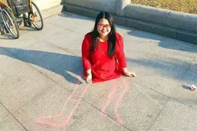 “无腿妈妈”不顾劝阻，坚持生下双胞胎，如今生活暖心令人动容图片