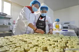 甘肃山丹：炸“糖花子”迎新春图片