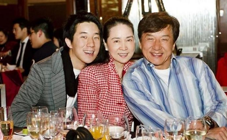 曾有人问成龙身价多少？他笑而不语：“一定没马云多，但也不少”