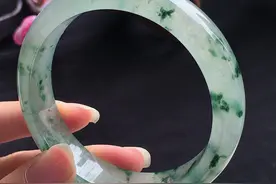 翡翠冰种飘花正圈手镯图片