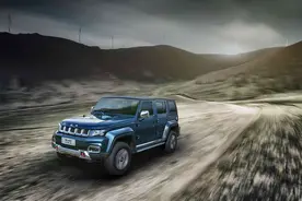 坦克300、路虎卫士、北汽BJ40...这几款SUV不愧是拖挂房车首选图片