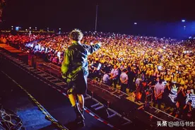 麦田音乐节薛之谦深情演唱，像风一样的温柔，对粉丝爱护体贴图片