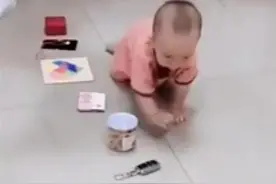 孩子满岁抓周，随手抓上了这个"小东西"，全家笑容都凝固了图片