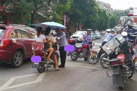 摩托车出行遇限制：加油站不给加油，证件齐全也不行图片